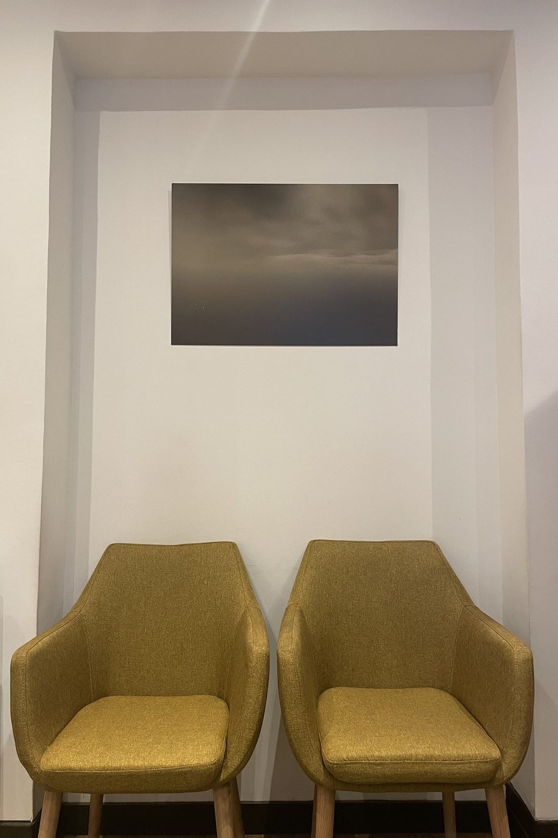 Salle d'attente du cabinet NeuroLaser avec fauteuils jaunes