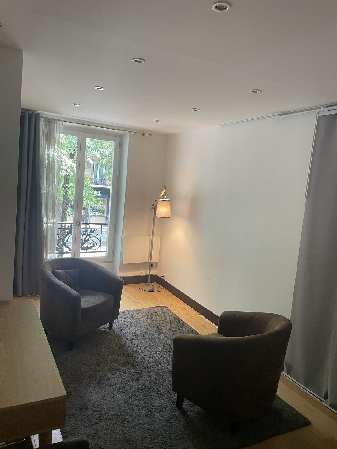 Salle de consultation du cabinet NeuroLaser, lumière naturelle sur boulevard parisien