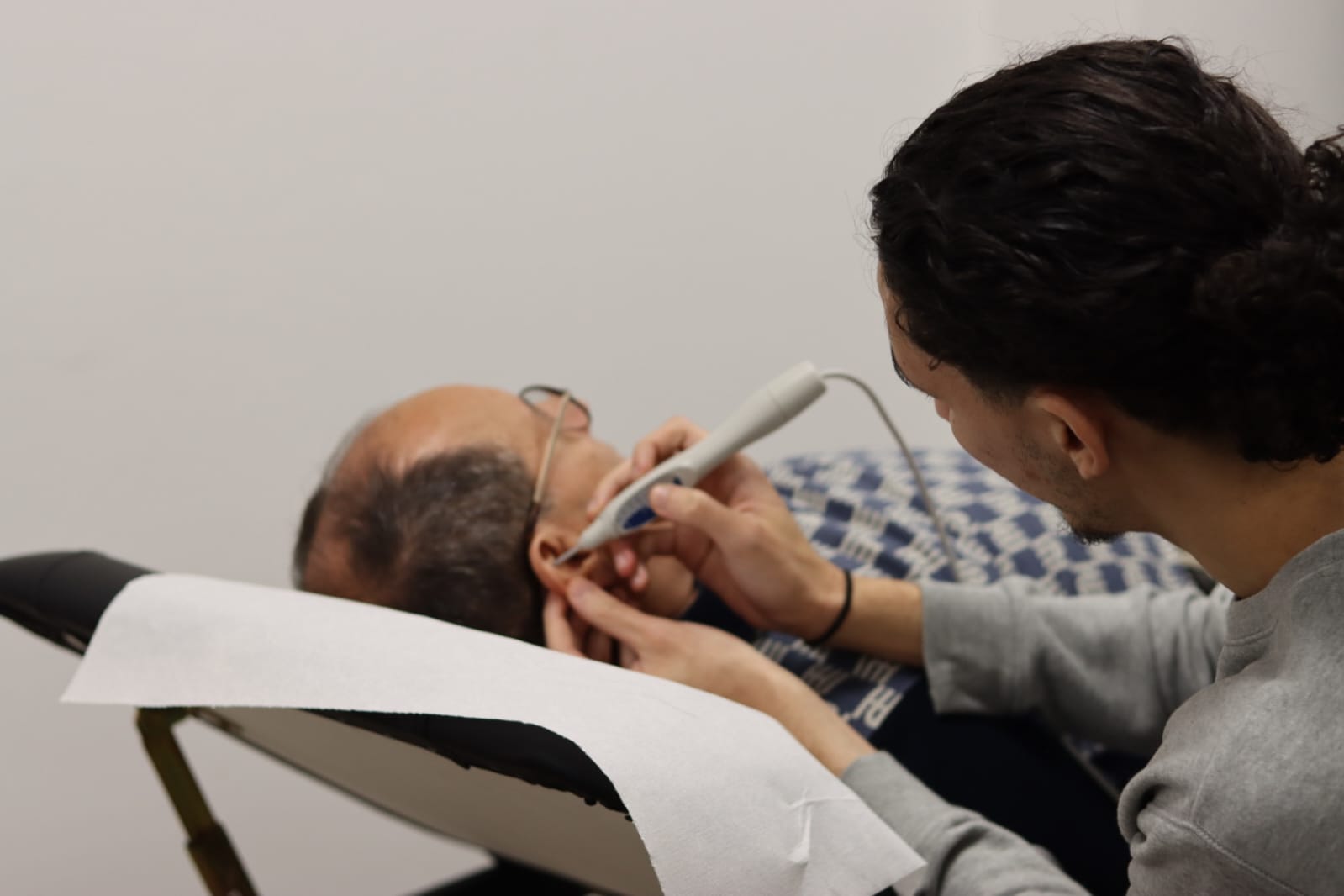 Séance de laser auriculaire